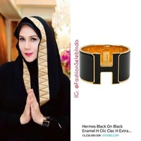 Aktris Marini Zumarnis tampil serba hitam namun tetap mewah dengan memakai gelang Hermes yang harganya mencapai Rp 13 jutaan. Foto: Instagram