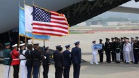 Pesawat militer AS jenis kargo C-17 itu awalnya terbang dari Korsel pada Jumat (27/7) subuh waktu setempat untuk mengambil jasad tentara AS di Korut. (Foto: Dok. REUTERS/Kim Hong-Ji/Pool)