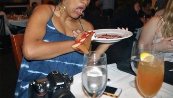 Sepersekian detik sebelum pizza jatuh dari piring. Foto: Brightside