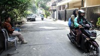 Seorang petugas berjaga di depan rumah Novel Baswedan.
