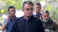 Agus Bakti Nugroho berjalan memasuki gedung KPK.