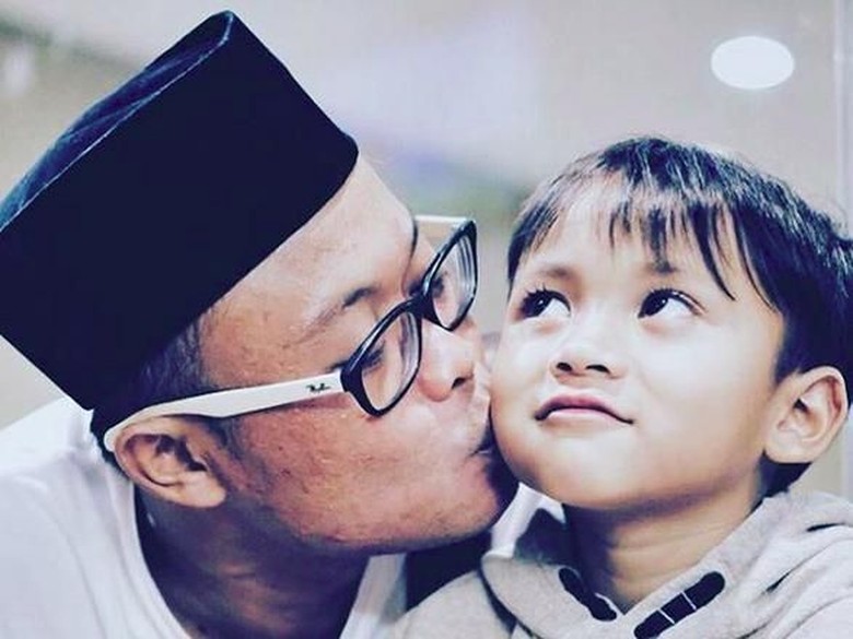 Ketika Sang Ratu Sudah Mantap Tinggalkan Istana Sule Ketika Sang Ratu Sudah Mantap Tinggalkan Istana Sule