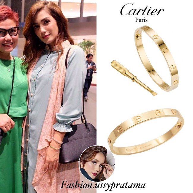 Ussy Sulistiawaty memakai gelang emas dari brand Cartier. Love Bracelet yang dipakai Ussy ini harganya US$ 6.300 atau sekitar Rp 90 jutaan. Foto: Instagram