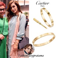 Ussy Sulistiawaty memakai gelang emas dari brand Cartier. Love Bracelet yang dipakai Ussy ini harganya US$ 6.300 atau sekitar Rp 90 jutaan. Foto: Instagram