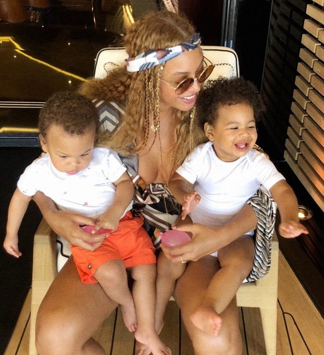 Bukan cuma Blue Ivy, Beyonce juga memboyong serta anak kembarnya berlibur. Sudah berusia setahun, Rumi dan Sir makin menggemaskan nih! (Foto: Dok. Beyonce Knowles)