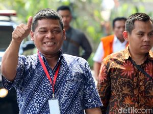 Jempol Napi Koruptor Rohadi Saat Tiba di KPK