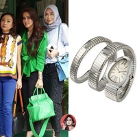 Olla Ramlan tampak mengenakan jam tangan Bvlgari. Jam tangan Bvlgari Serpenti Tubogas itu dijual di situs Neiman Marcus seharga US$ 7.700 atau sekitar Rp 110 jutaan. Foto: Instagram
