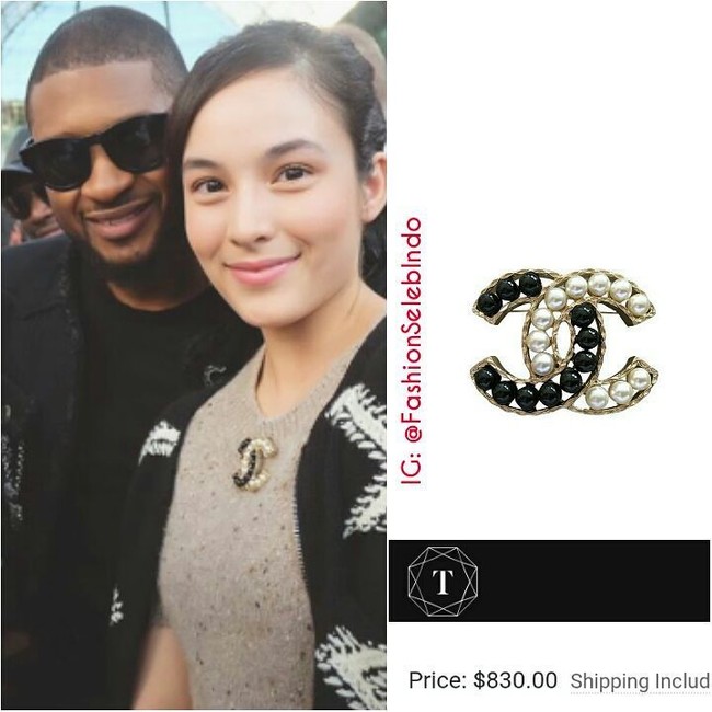 Aktris Chelsea Islan tampil elegan namun mewah saat berpose dengan penyanyi dunia Usher. Dia terlihat memakai bros Chanel. Meskipun kecil, bros tersebut harganya mencapai US$ 830 atau sekitar Rp 11,9 juta. Foto: Instagram