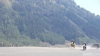Foto: Pesona Bromo terletak di Lautan Pasir dan kuda-kudanya. Jika berani, kamu bisa menantang joki kuda Bromo buat adu cepat. Seperti saat motor Royal Enfield Himalayan beradu cepat vs kuda Bromo. (Wahyu/detikTravel)