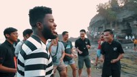 Khalid dan Felix Bintang berduet membawakan lagu Young Dumb & Broke dan Location. Dok. Instagram/thegr8khalid