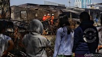 Insiden tersebut menjadi tontonan warga.