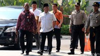 Saat memasuki pintu masuk, adik Ketua MPR Zulkifli Hasan itu tak melontarkan sepatah katapun.
