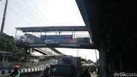 Foto: JPO di Jalan Daan Mogot dilihat dari bawah. JPO ini terhubung ke halte TranJakarta Jembatan Gantung. (Azizah-detikcom)