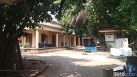 Rumah Elvy berbentuk L dan memiliki halaman cukup luas itu tampak sepi. Hanya tampak asisten rumah tangga saja. 