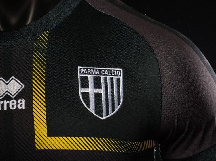 Hitam dan Elegannya Jersey Baru Parma