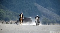 Foto: Balapan kuda Bromo versus Royal Enfield ini hampir berimbang. Padahal motor Himalayan ini punya mesin berkapasitas 411 cc. (dok. Istimewa)
