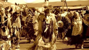 Suku Luiseño dari Amerika beranggapan bahwa gerhana merupakan tanda bahwa Bulan sedang jatuh sakit, sehingga mereka bernyayi untuk memulihkannya. (Foto: Internet)  