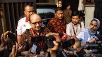 Senang semangat, karena yang pertama saya bersyukur bisa melihat dengan baik alhamdulillah, dan kemudian syukur ini harus diikuti dengan aksi, dengan berbuat dan semoga saya bisa membuat sama seperti lebih baik dari yang kemarin, kata Novel depan kediamannya.