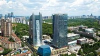 Air terjun juga bisa ditemukan di perkotaan. Misalnya saja di gedung bernama Liebian yang terletak di kota Guiyang, China ini. (Istimewa/9gag).