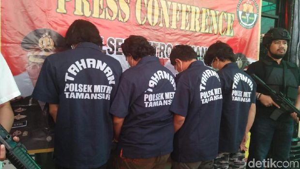 Keempat pelaku membagi peran sebagai pencuri dan penadah