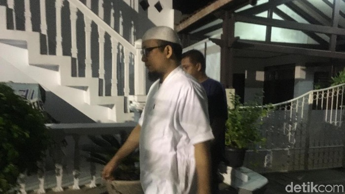Hari Pertama Ngantor, Novel Baswedan Salat Subuh Berjemaah di Masjid