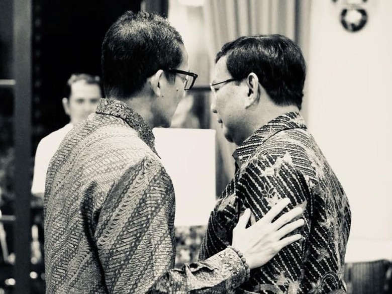 Foto Bareng Sandiaga, Prabowo: Saatnya Ekonomi Indonesia Bangkit Foto Bareng Sandiaga, Prabowo: Saatnya Ekonomi Indonesia Bangkit
