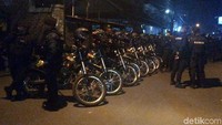 Polisi bermotor juga diterjunkan ke lokasi.