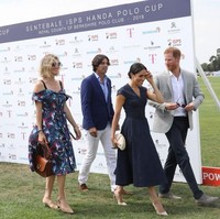 Penampilan Meghan Markle ini disebut meniru gaya adik Kate Middleton, Pippa Middleton saat hadir di Wimbledon. Pippa yang lebih dulu menggunakan clutch J.Crew tersebut.  Foto: dok. Getty Images