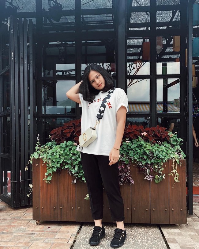 Sangar saat tanding karate, gaya sehari-hari Ceyco ternyata seperti anak muda kebanyakan. Ia senang mengenakan busana casual dan simpel. Foto: Instagram/@ceycogeorgia