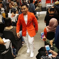 Bukan cuma Pungky, atlet angkat besi Eko Yuli Irawan dan pebasket Arki Wisnu juga jadi model dadakan di acara yang turut dihadiri oleh Erick Thohir, selaku Ketua Umum Komite Olimpiade Indoneisa (KOI) dan Ketua Panitia Pelaksana Asian Games 2018. (Foto: Daniel Ngantung/Wolipop)