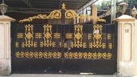 Tampak depan, rumah Elvy Sukaesih terlihat memiliki pagar tinggi berwarna hitam. 