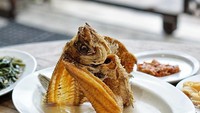 @fotojitu mengabadikan ikan gurame terbangnya, dengan tumis kangkung, kerang, hingga sambal mangga yang pedas dan segar. Foto: Instagram