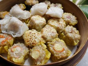 Nikmatnya Dim Sum Benhil Topping Mozzarella