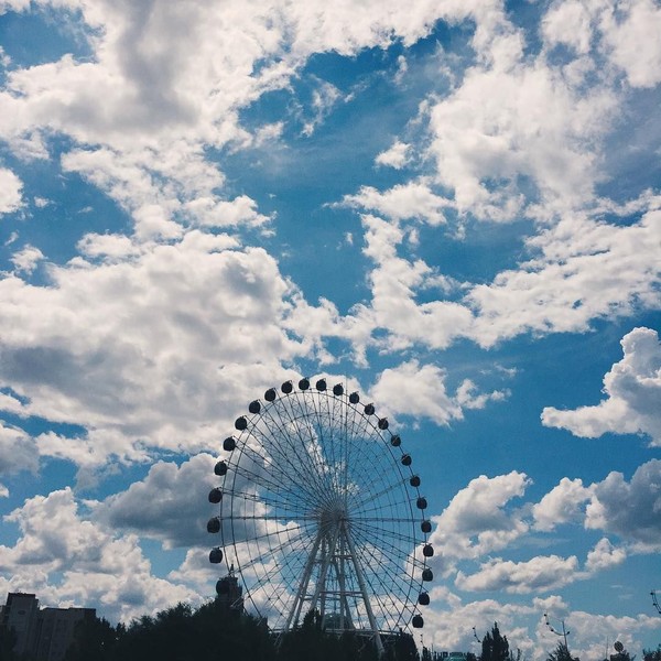 Kalau yang ini Ceyco sedang melihat bianglala besar. Lokasinya ada di ibu kota Kazakhstan, Astana (ceycogeorgia/Instagram) Kalau yang ini Ceyco sedang melihat bianglala besar. Lokasinya ada di ibu kota Kazakhstan, Astana (ceycogeorgia/Instagram)