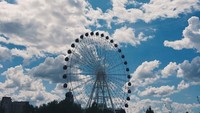 Kalau yang ini Ceyco sedang melihat bianglala besar. Lokasinya ada di ibu kota Kazakhstan, Astana (ceycogeorgia/Instagram)