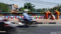 Seperti inilah potret Jembatan Buntung setelah dilakukan pengecatan oleh para petugas PPSU. Tampak semakin cerah dan siap menyambut Asian Games 2018.
