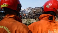 Petugas masih melakukan pendinginan di lokasi kebakaran.