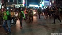 Ratusan driver ojek online (ojol) longmarch menuju pangkalan ojek yang berada di Jalan Raya Bojongsoang, lokasi bentrok dengan ojek pangkalan Jumat (27/7/2018) siang.