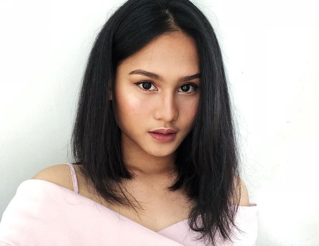 Wajahnya yang imut juga kontras dengan bela diri karate yang digelutinya saat ini. Dipulas makeup bernuansa nude, Ceyco terlihat makin cantik. Foto: Instagram/@ceycogeorgia