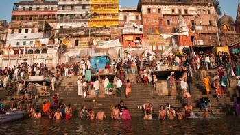 Masyarakat India percaya jika mandi di Sungai Gangga saat gerhana bulan dapat mendatangkan keselamatan. (Foto: Internet)  
