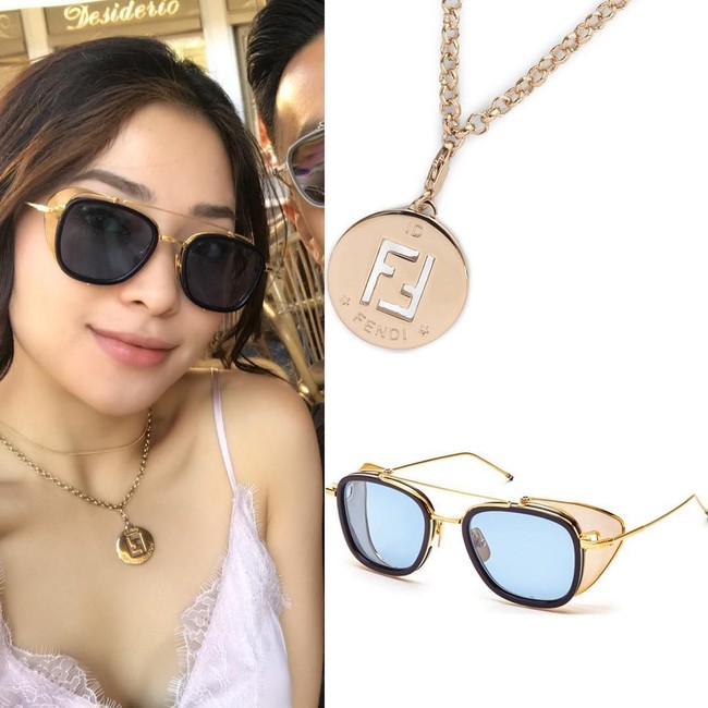 Nikita Willy berpose memakai kalung emas dari brand Fendi di sela-sela liburannya. Kalung dengan bandul berlogo Fendi itu harganya US$ 130 atau sekitar Rp 1,8 juta. Foto: Instagram