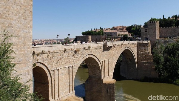 Toledo juga dijuluki sebagai Kota dengan 3 Budaya bila ditilik dari sisi sejarahnya yaitu Kristen, Muslim, dan Yahudi. (Dhani Irawan/detikTravel) Toledo juga dijuluki sebagai Kota dengan 3 Budaya bila ditilik dari sisi sejarahnya yaitu Kristen, Muslim, dan Yahudi. (Dhani Irawan/detikTravel)