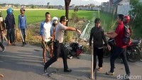 Polisi ikut turun tangan dan meredam situasi saat terjadi bentrok di lokasi kejadian.