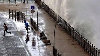 Ketika ombak tinggi terekam kamera. Foto: Brightside