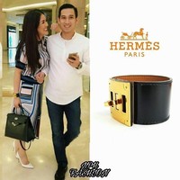 Penyanyi Nindy yang gayanya kerap jadi perbincangan tampak memakai gelang Hermes berwarna hitam. Hermes Black Box Leather Kelly Dog Gold Hardware Cuff Bracelet yang dipakai Nindy ini harganya US$ 735 atau sekitar Rp 10 jutaan. Foto: Instagram
