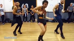 Foto: Ketika Cowok Kekar Brewokan Nge-Dance Pakai High Heels