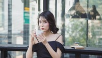 Tak hanya suka dengan kucing yang menggemaskan, Nattasha Nauljam juga hobi minum kopi di pagi hari. Cantik kan? Foto: Instagram @nat_nattasha