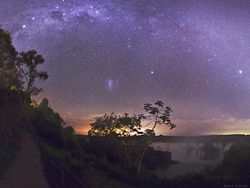 Kala Semesta Bersatu Hiasi Langit Bumi Malam Ini