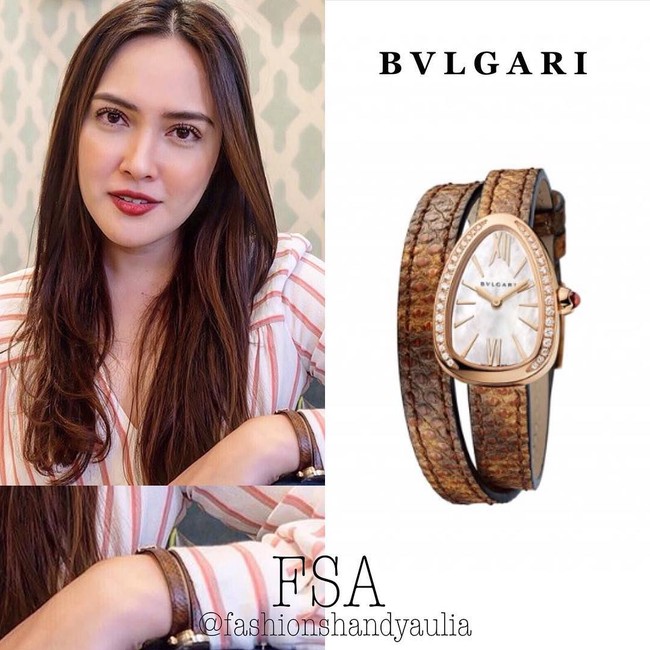 Aktris Shandy Aulia yang juga memiliki bisnis fashion dan kecantikan terlihat memakai jam tangan dari brand Bvlgari. Jam tangan berbahan rose gold 18 karat itu dihiasi berlian di bagian body-nya. Jam tangan tersebut harganya mencapai 8.300 poundsterling atau sekitar Rp 156 juta. Foto: Instagram