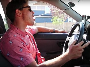 YouTuber Ini Ubah Wiper Kaca Mobil Jadi Tempat Minum Otomatis